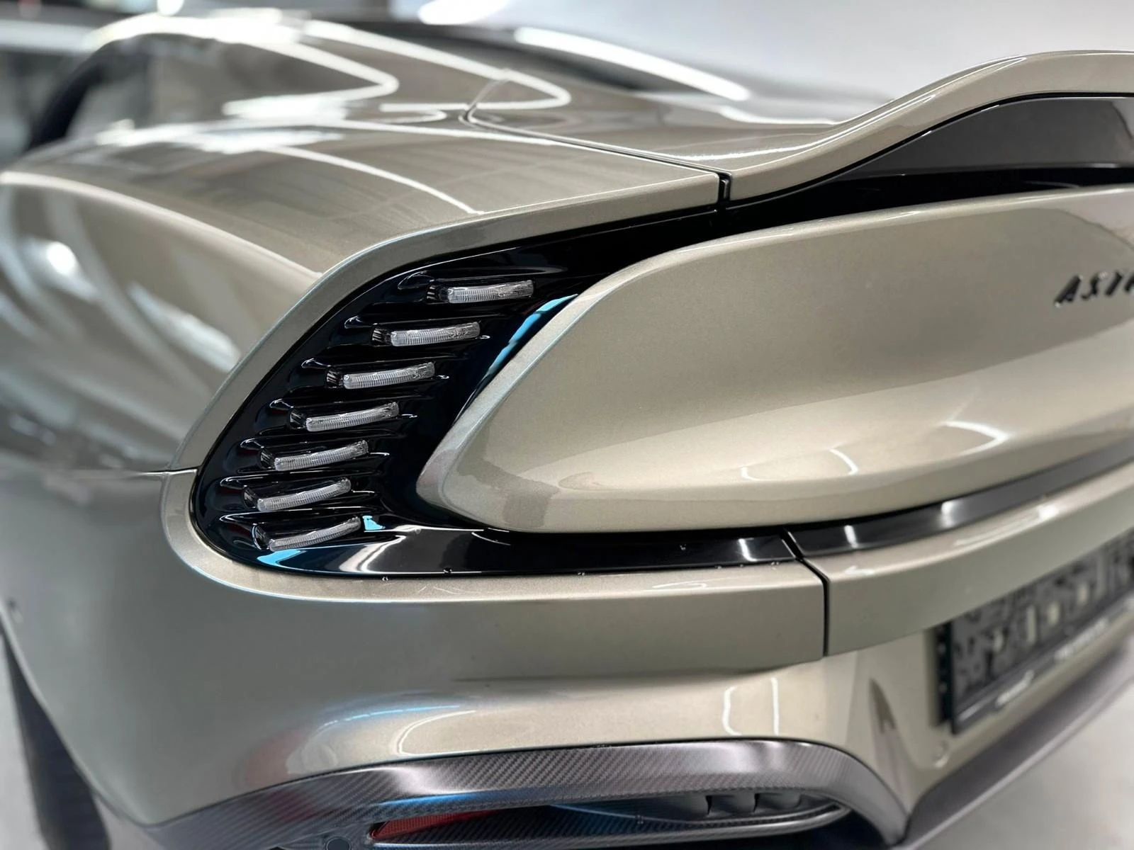 Aston Martin Vanquish 5.2 V12 CARBON B&W 360 CAMERA CERAMIC-BRAKES  - изображение 9