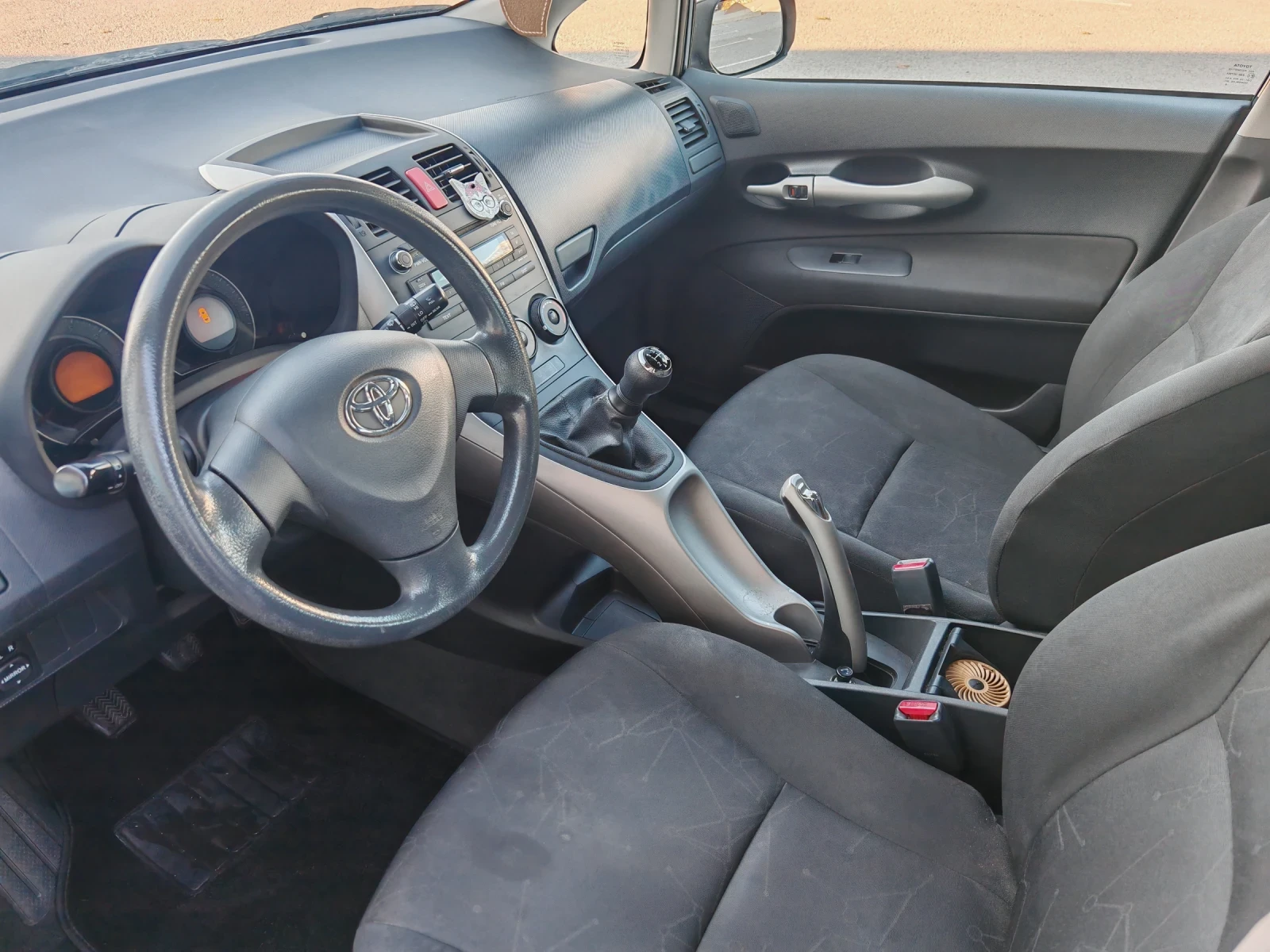 Toyota Auris 1.4/ 97к.с. /ТОП / ОБСЛУЖЕНА - изображение 9