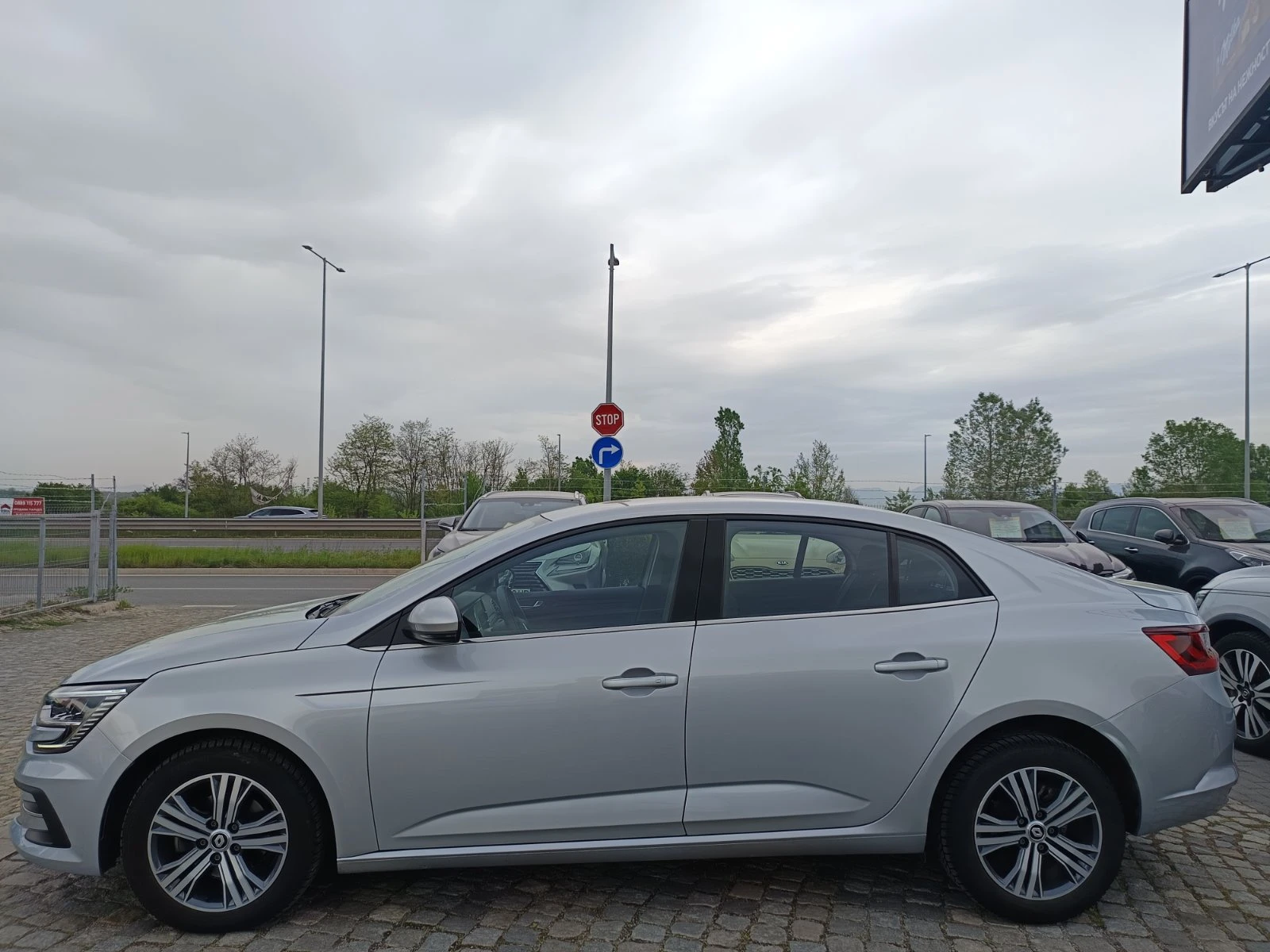 Renault Megane 1.3Tce/ 140к.с. КАПАРИРАН, снимка 7 - Автомобили и джипове - 54454433