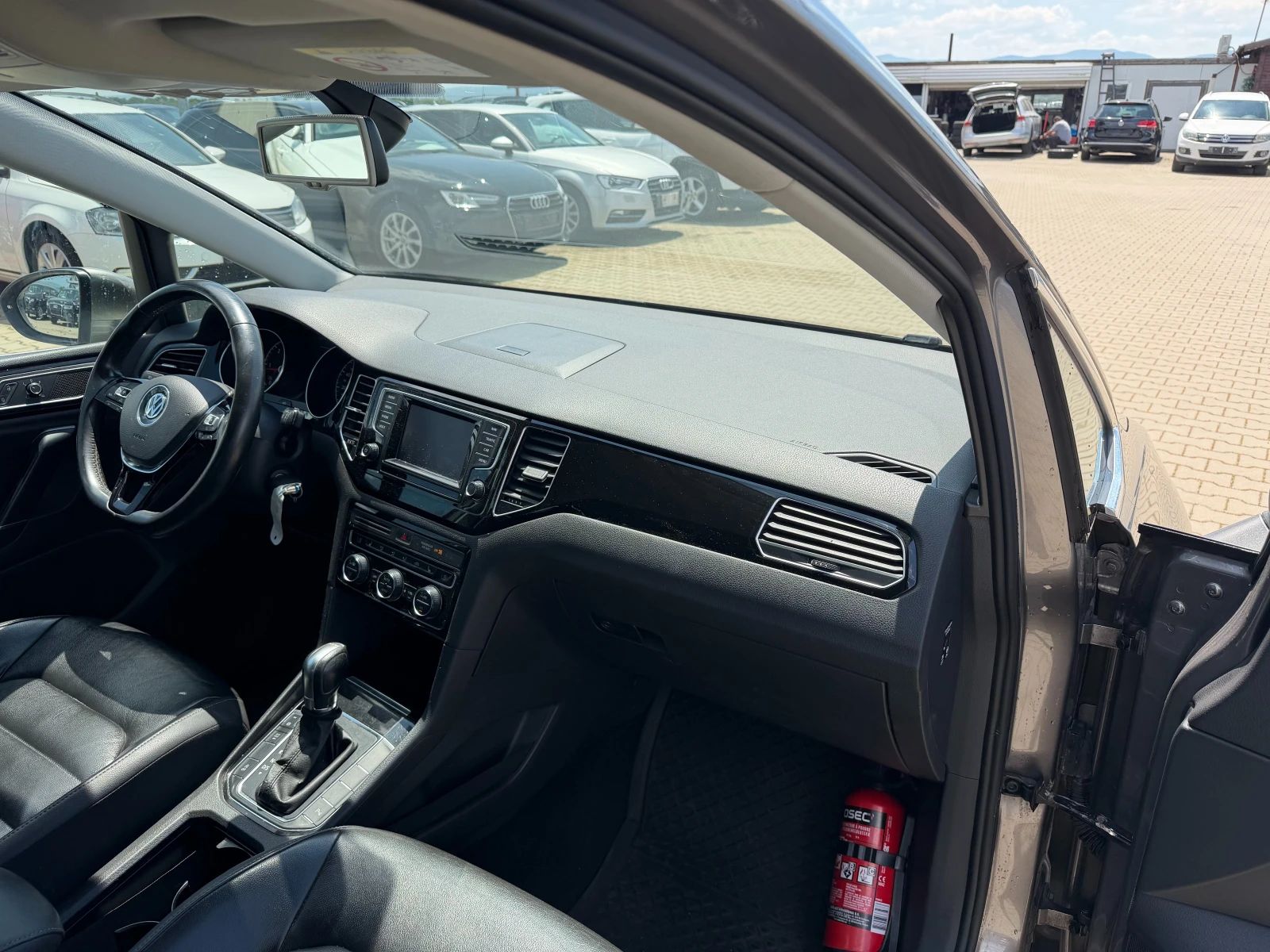 VW Sportsvan 2.0TDI AVTOMAT/NAVI/KOJA EURO 6, снимка 11 - Автомобили и джипове - 54679477