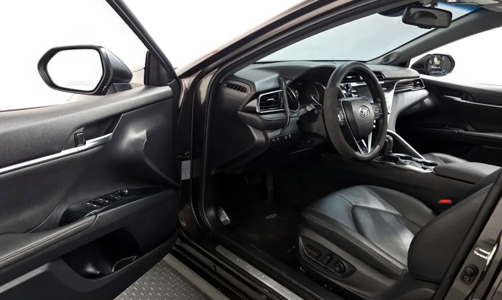 Toyota Camry 2.5* Pano* Lane Assist* Крайна цена* , снимка 9 - Автомобили и джипове - 54837146