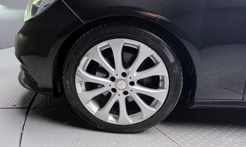 Mercedes-Benz E 220, снимка 5 - Автомобили и джипове - 53107922