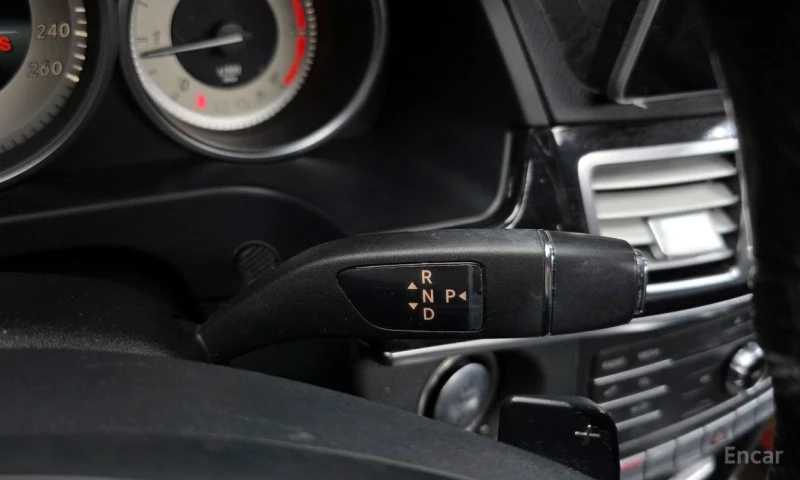 Mercedes-Benz E 220, снимка 9 - Автомобили и джипове - 53107922