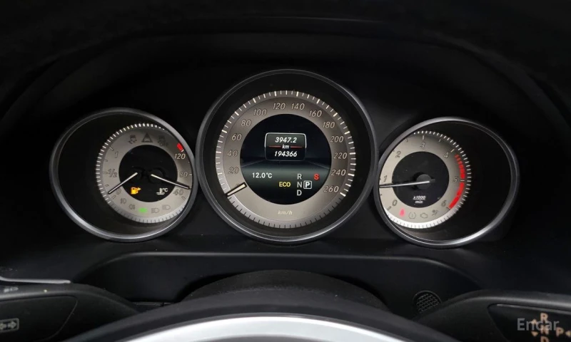 Mercedes-Benz E 220, снимка 8 - Автомобили и джипове - 53107922