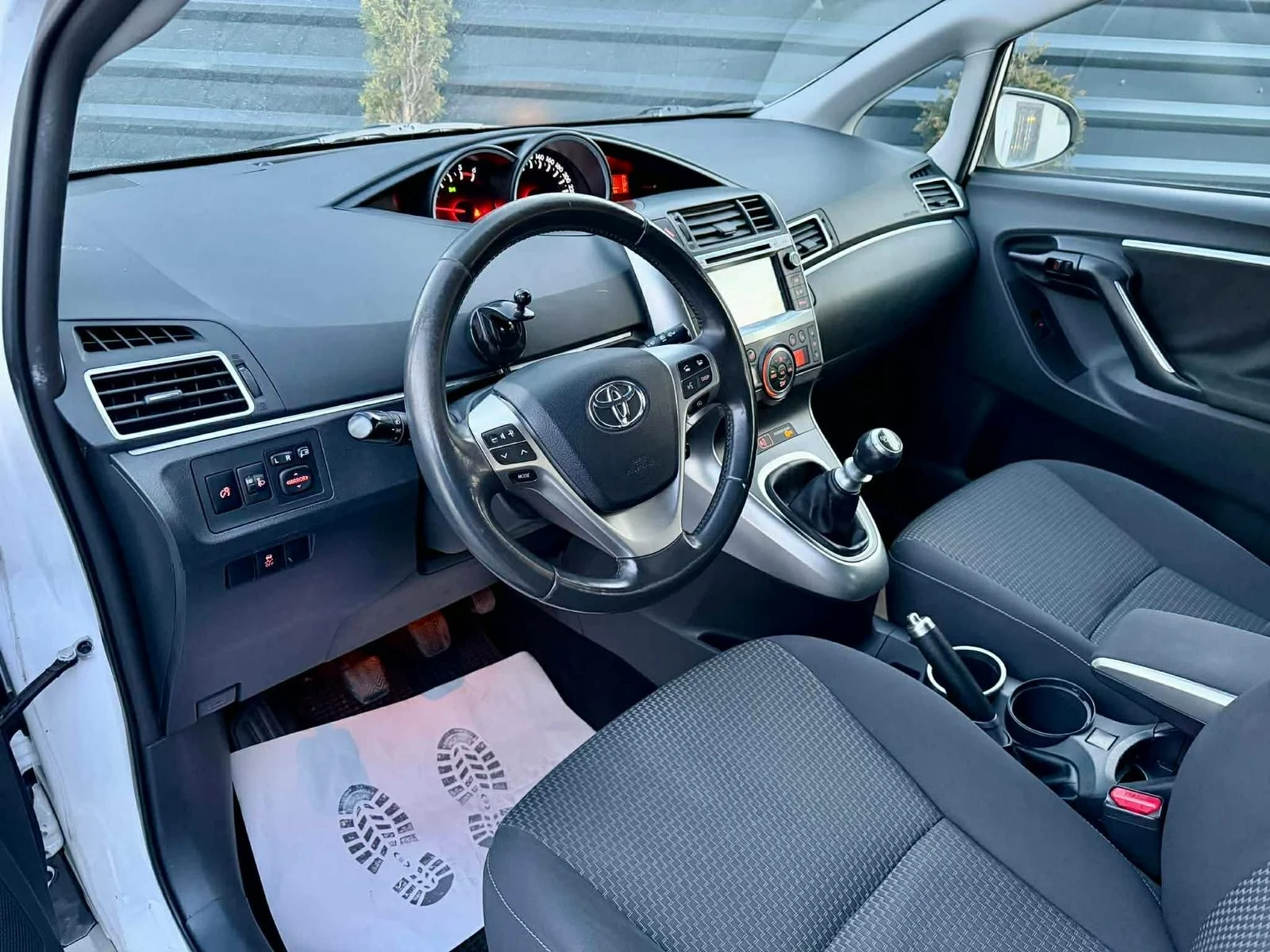 Toyota Corolla verso * FACELIFT* 1.6D4D* КАМЕРА* ТЕГЛИЧ* ТОП ЦЕНА* , снимка 9 - Автомобили и джипове - 54158312