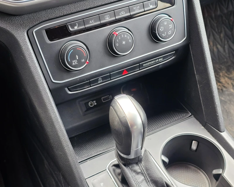 VW Atlas 3.6 V6 SE, снимка 11 - Автомобили и джипове - 53430977