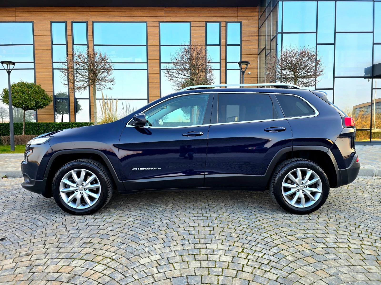 Jeep Cherokee 4×4 ПОДГРЕВ ОБДУХВАНЕ ДИСТРОНИК ФУЛ, снимка 8 - Автомобили и джипове - 53742774