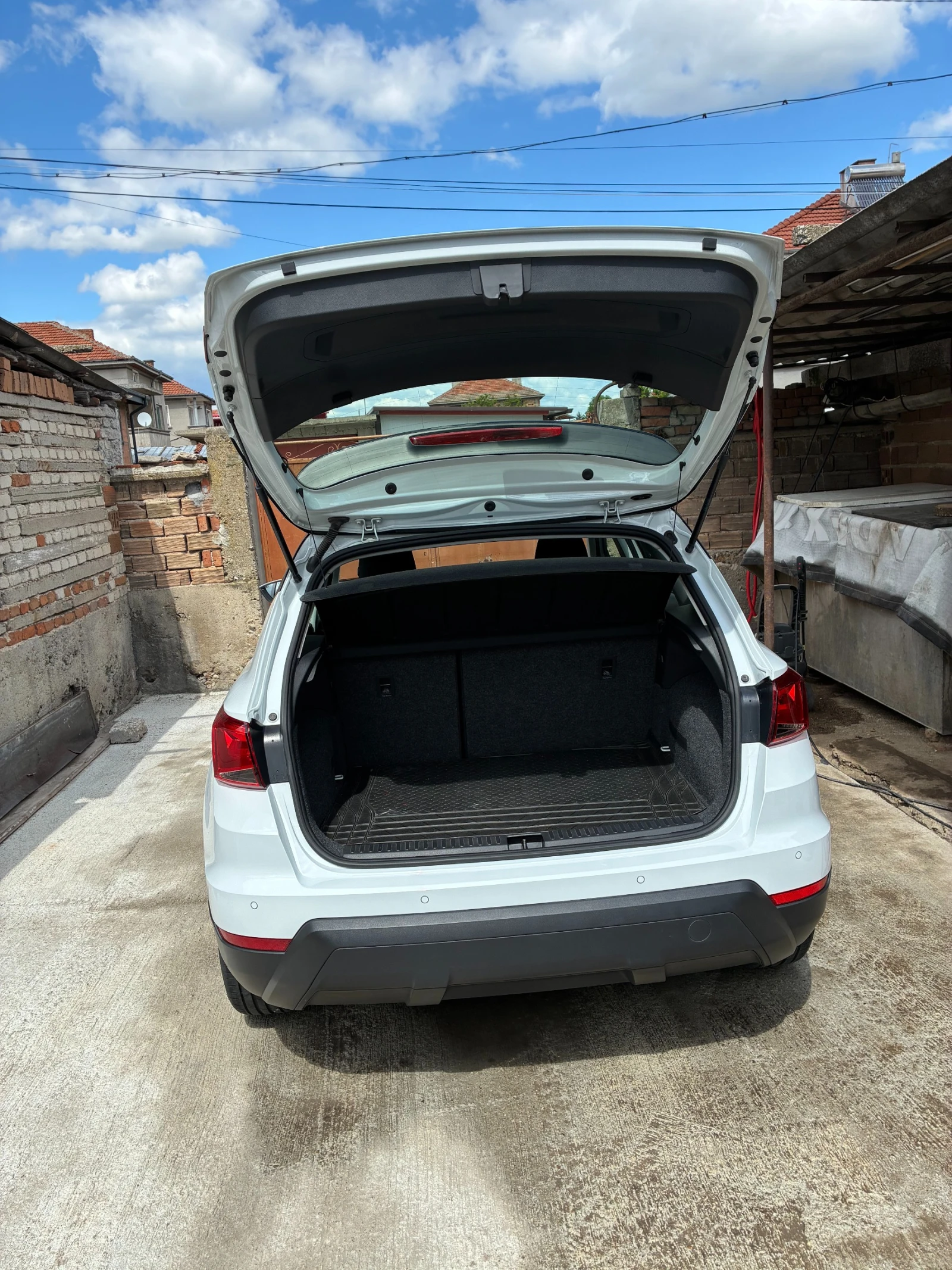 Seat Arona 1.6 TDI DSG SUV 95HP, снимка 4 - Автомобили и джипове - 54399233