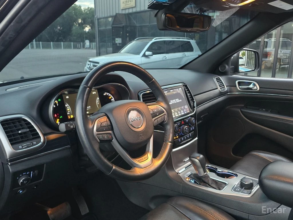 Jeep Grand cherokee 3.6* V6* 8ZF* ПОДГРЕВ* ОБДУХВАНЕ* ПАНОРАМА* КАМЕРА, снимка 9 - Автомобили и джипове - 56140281