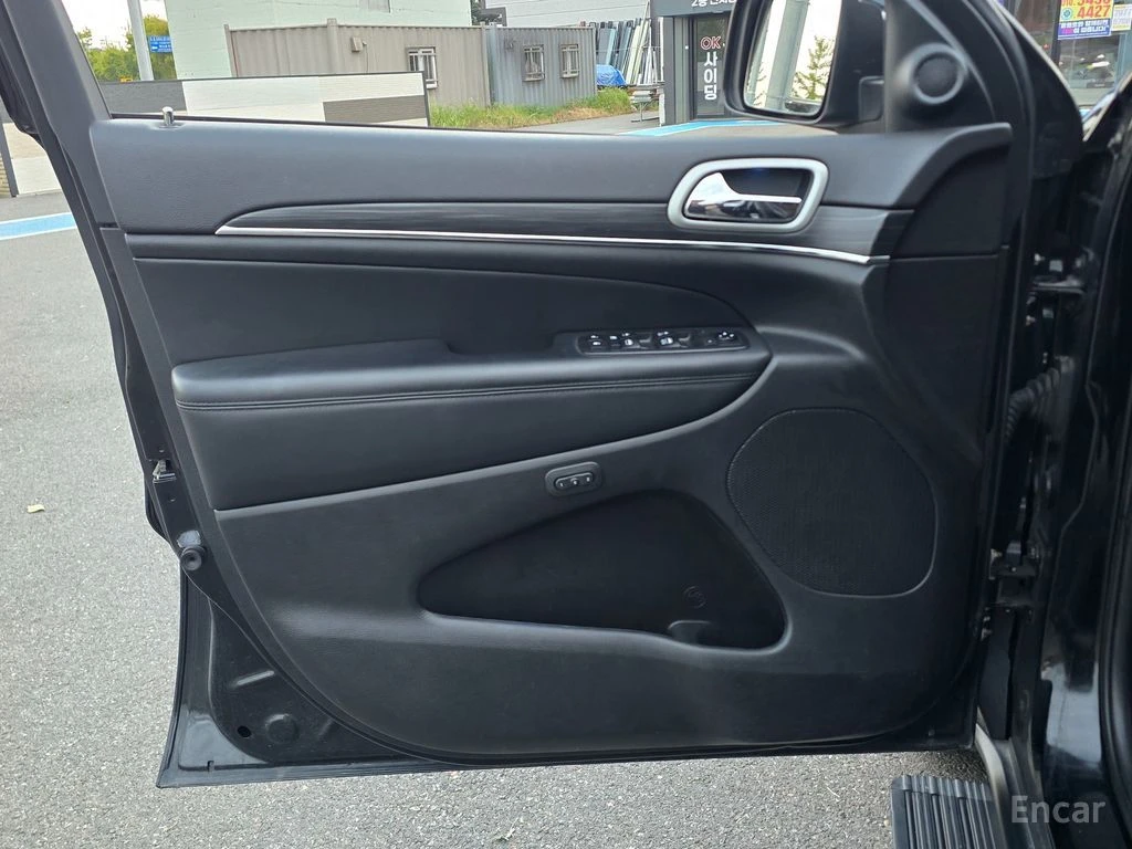Jeep Grand cherokee 3.6* V6* 8ZF* ПОДГРЕВ* ОБДУХВАНЕ* ПАНОРАМА* КАМЕРА, снимка 7 - Автомобили и джипове - 56140281