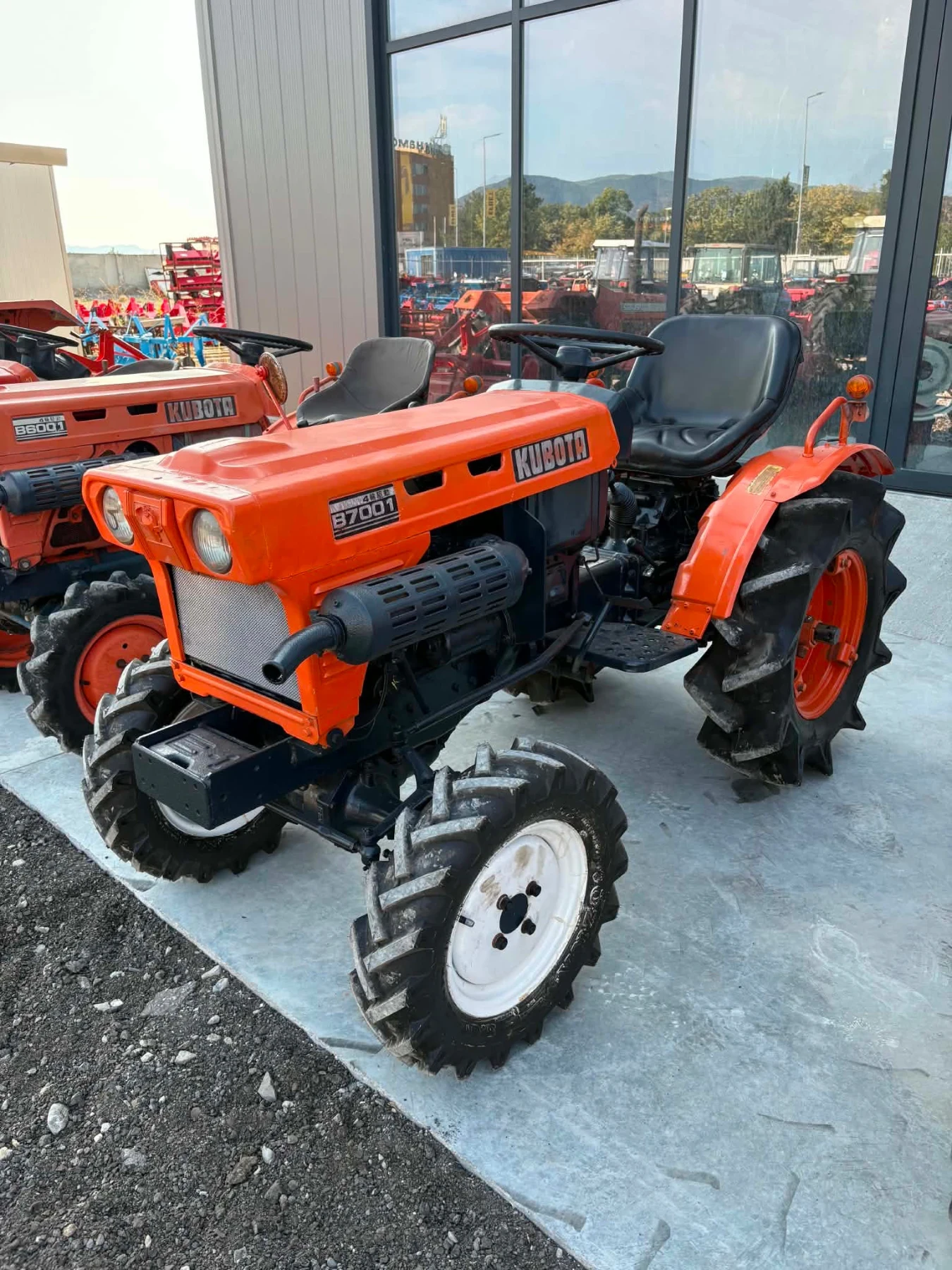 Трактор Kubota, снимка 4 - Селскостопанска техника - 55792013