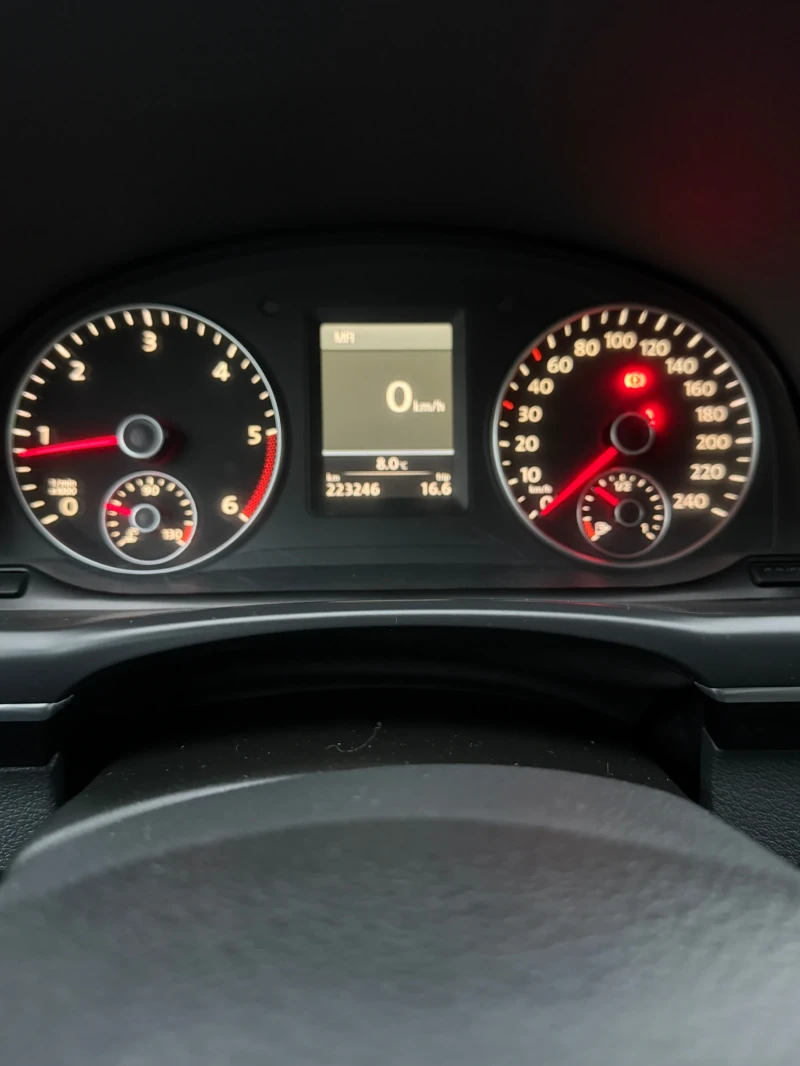 VW Touran 2.0 TDI 7 местен, снимка 12 - Автомобили и джипове - 52893225