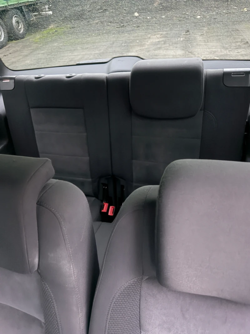 VW Touran 2.0 TDI 7 местен, снимка 10 - Автомобили и джипове - 52893225