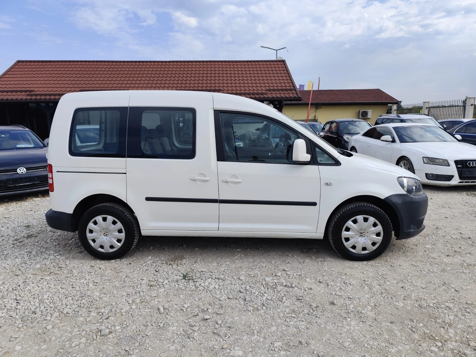 VW Caddy 1.6 дизел Автоват, снимка 4 - Автомобили и джипове - 55817219