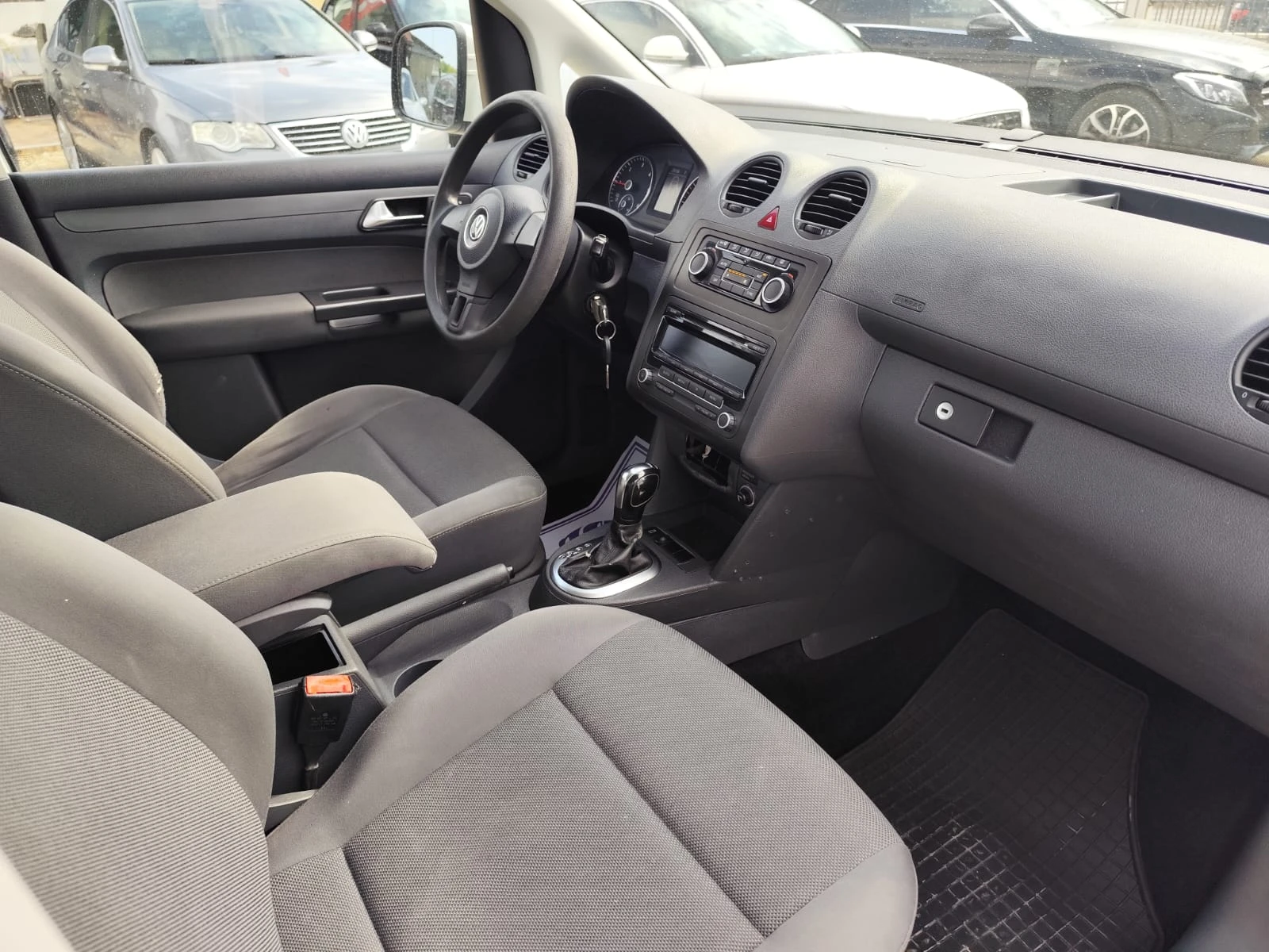 VW Caddy 1.6 дизел Автоват, снимка 12 - Автомобили и джипове - 55817219