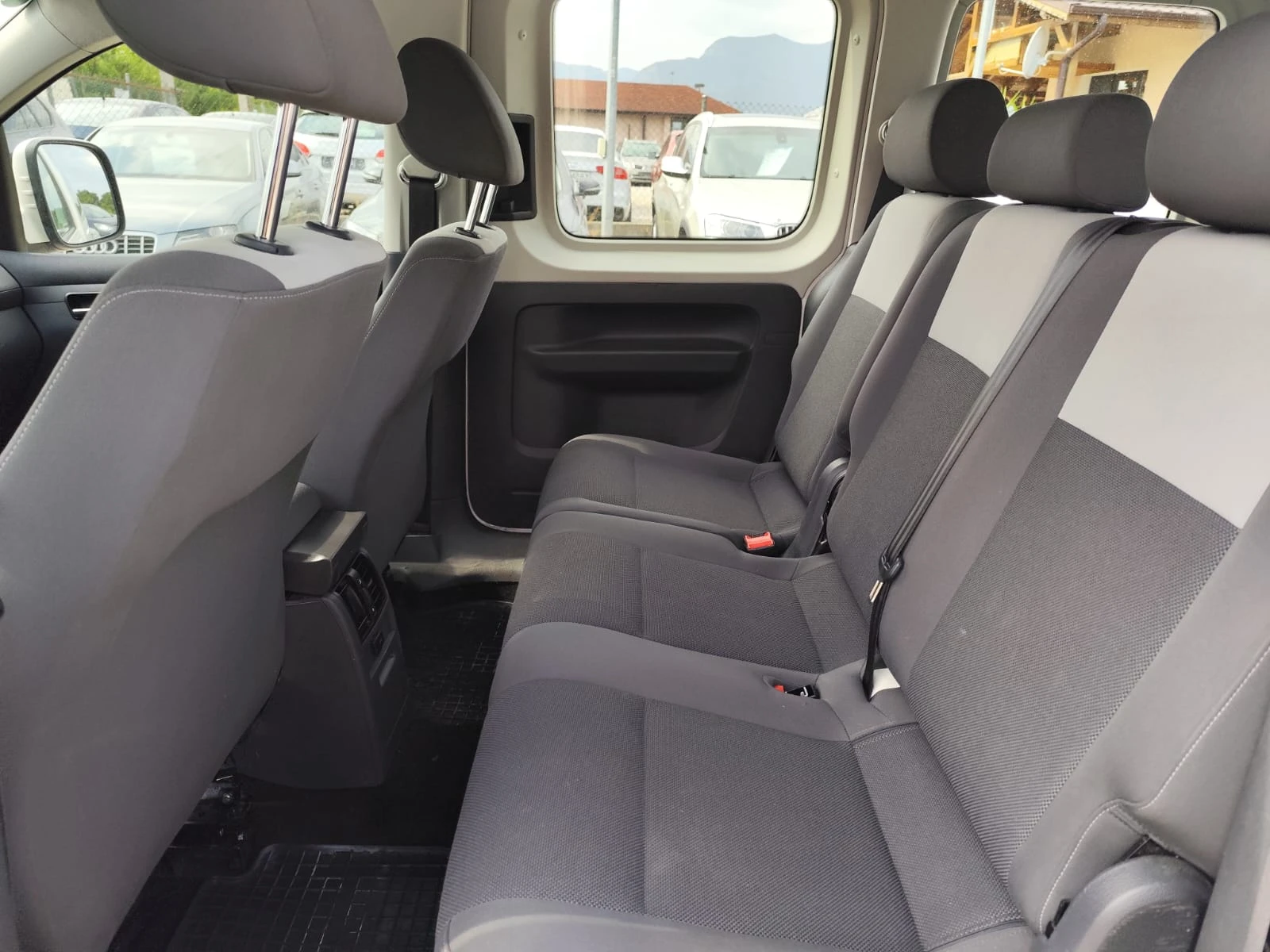 VW Caddy 1.6 дизел Автоват, снимка 14 - Автомобили и джипове - 55817219