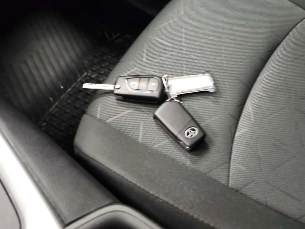 Toyota Rav4 * LE * * КАМЕРА ЗА ЗАДНО* * ПОДГРЕВ* , снимка 8 - Автомобили и джипове - 53904629