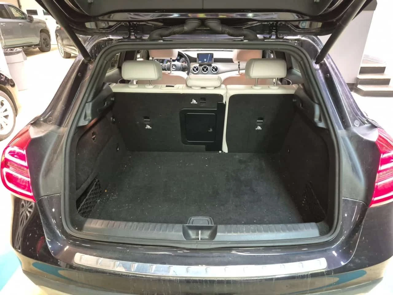 Mercedes-Benz GLA 250 * LED фарове * Панорама * Без инциденти * CARFAX *, снимка 13 - Автомобили и джипове - 53913589