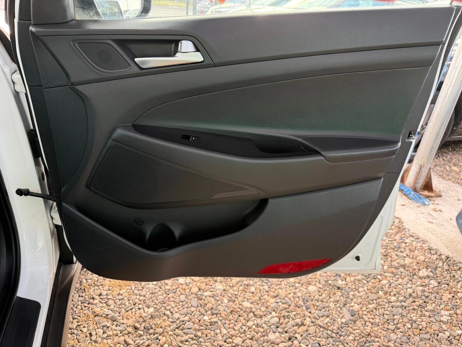 Hyundai Tucson 2.0 d, снимка 13 - Автомобили и джипове - 55395129