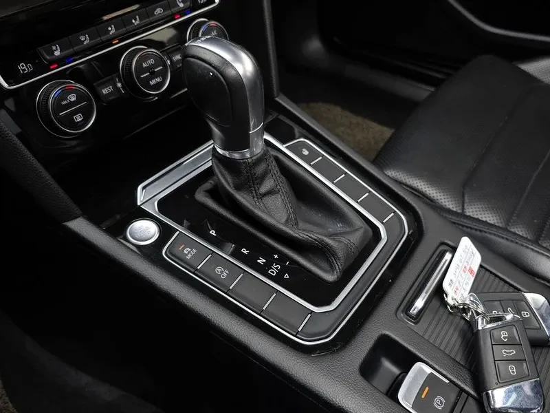 VW Passat 2.0 TDI, снимка 9 - Автомобили и джипове - 54299772