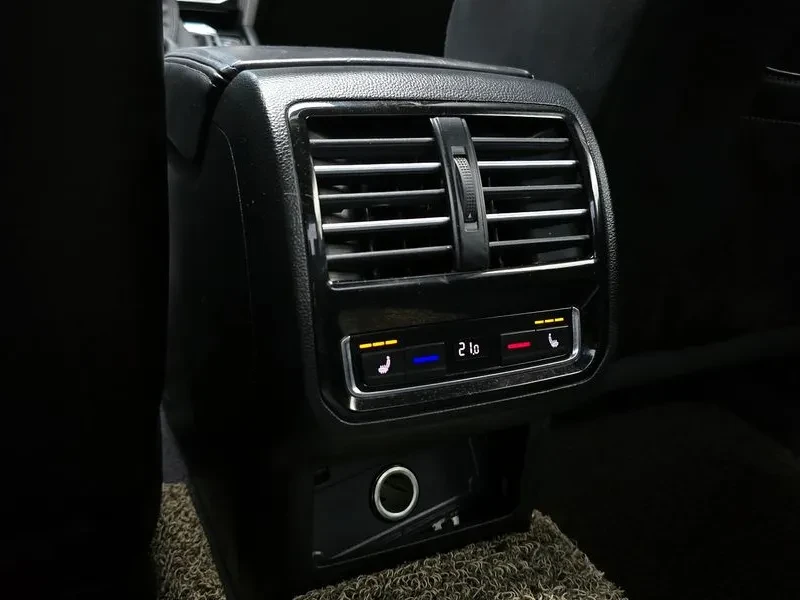 VW Passat 2.0 TDI, снимка 17 - Автомобили и джипове - 54299772