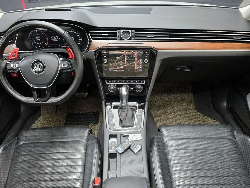 VW Passat 2.0 TDI, снимка 7 - Автомобили и джипове - 54299772