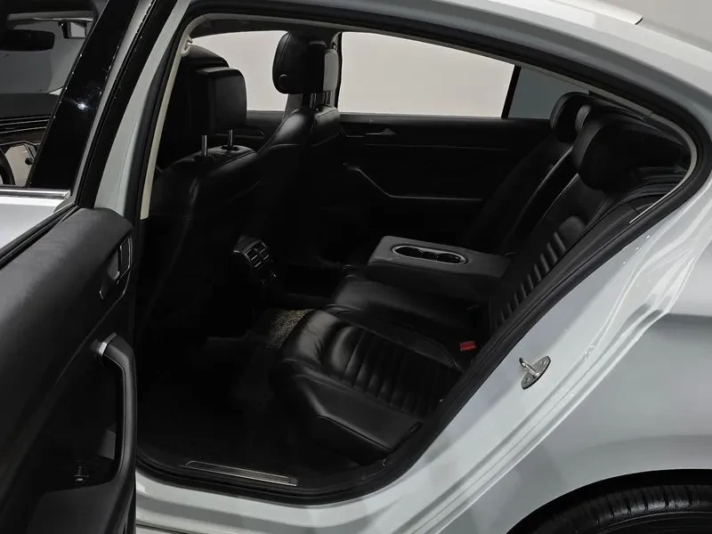 VW Passat 2.0 TDI, снимка 12 - Автомобили и джипове - 54299772