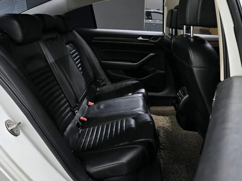 VW Passat 2.0 TDI, снимка 11 - Автомобили и джипове - 54299772