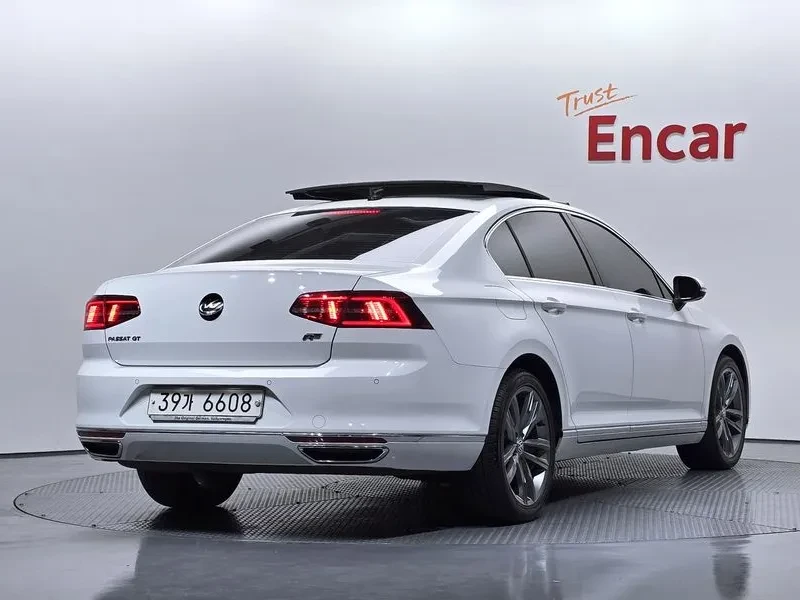 VW Passat 2.0 TDI, снимка 2 - Автомобили и джипове - 54299772