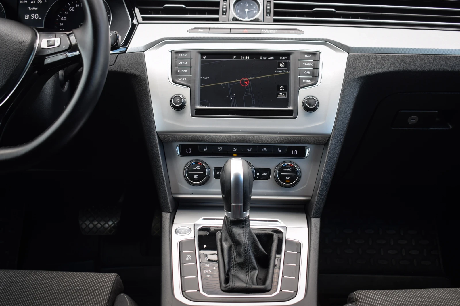 VW Passat 2.00D/DSG* 6/150ps/2018/Обслужен/Масаж/Уникат/FULL, снимка 12 - Автомобили и джипове - 56186952