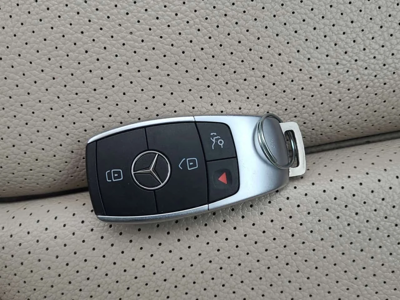 Mercedes-Benz GLC 300 KEYLESS* ПОДГРЕВИ* ПАНОРАМА* CARFAX, снимка 8 - Автомобили и джипове - 54185699