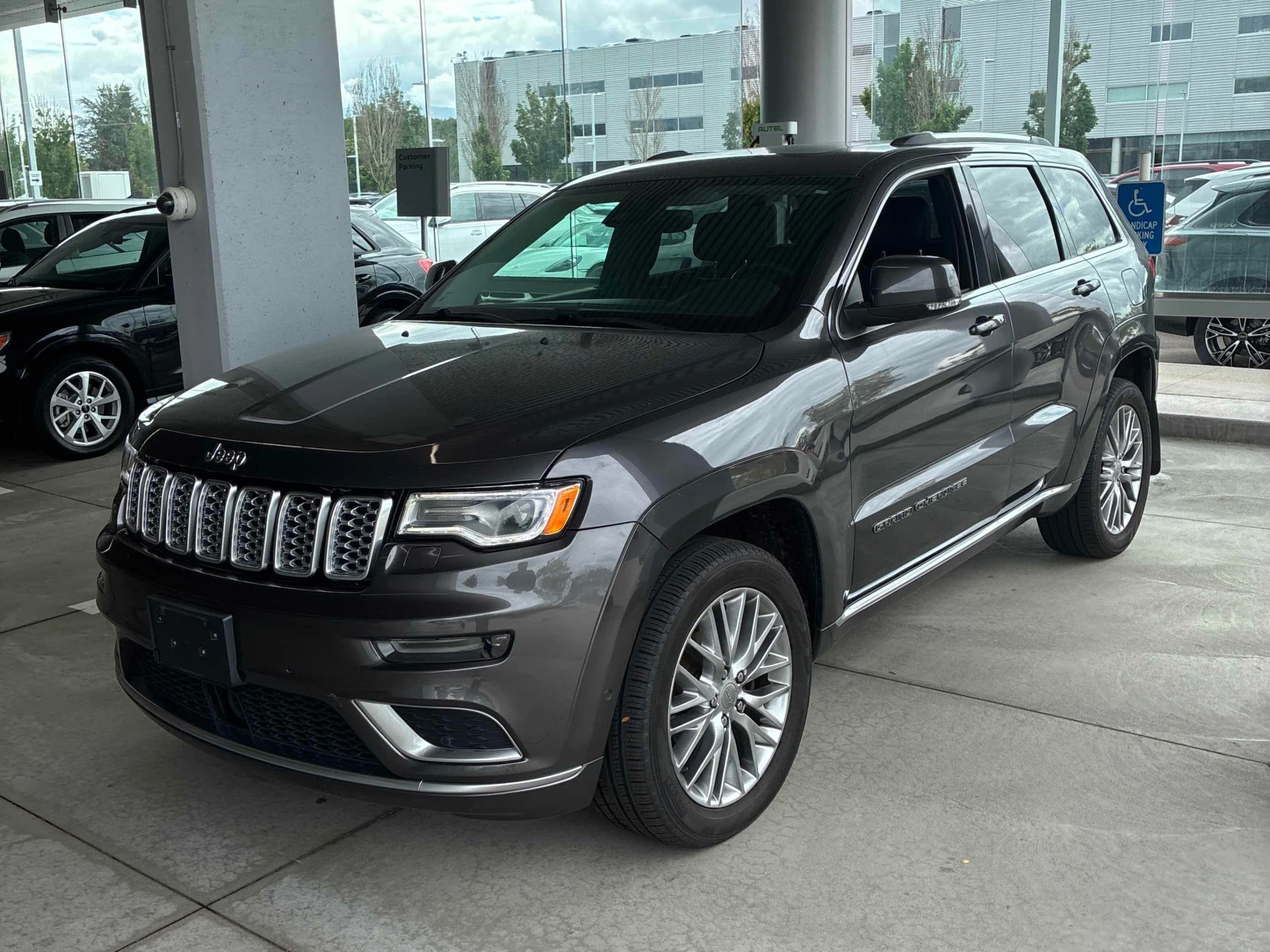 Jeep Grand cherokee Summit | CARFAX | АВТОФИНАНСИРАНЕ
