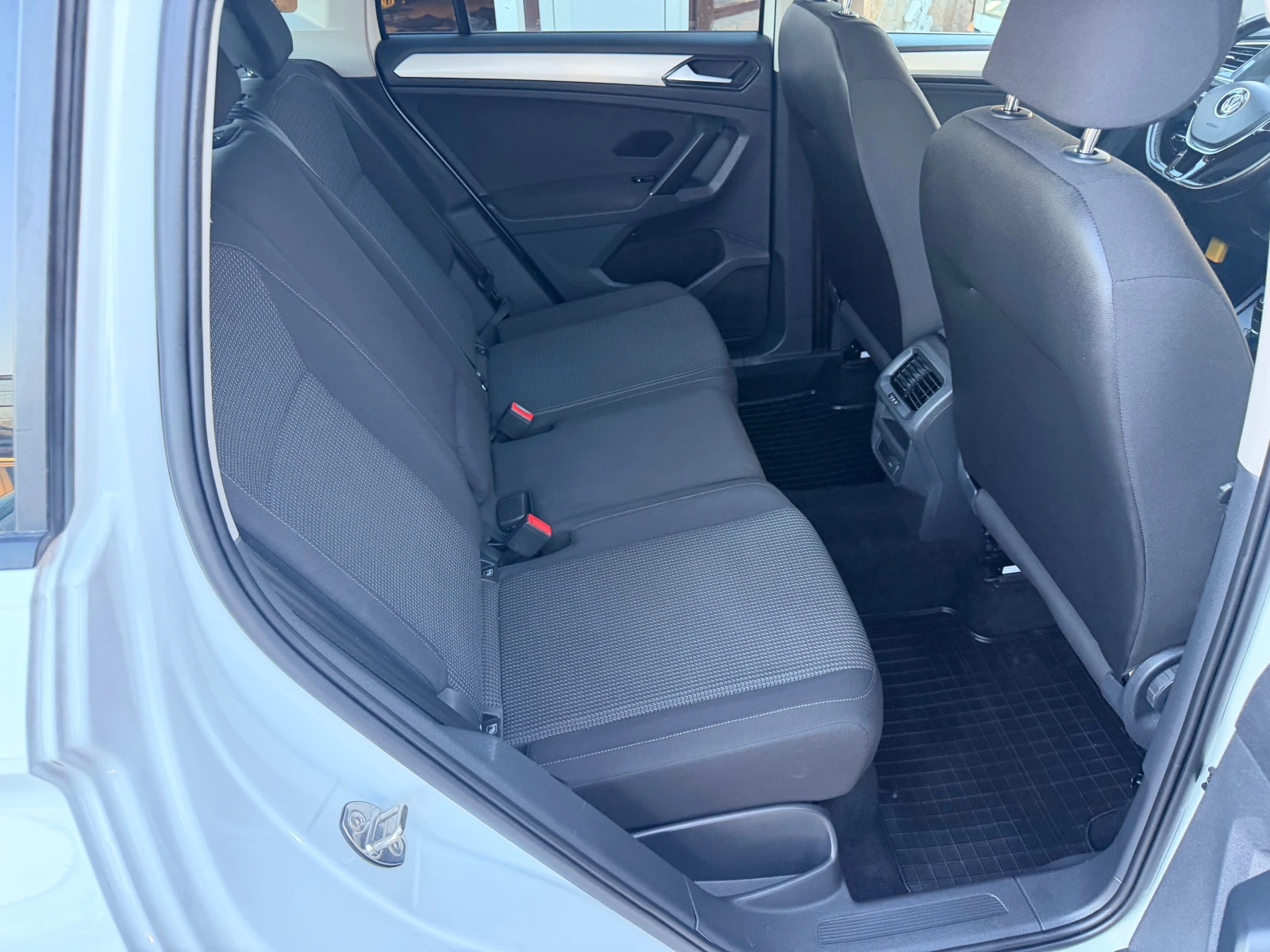 VW Tiguan 2.0TDI* 100%KM* 6SK* LED* LIZING, снимка 15 - Автомобили и джипове - 56619980