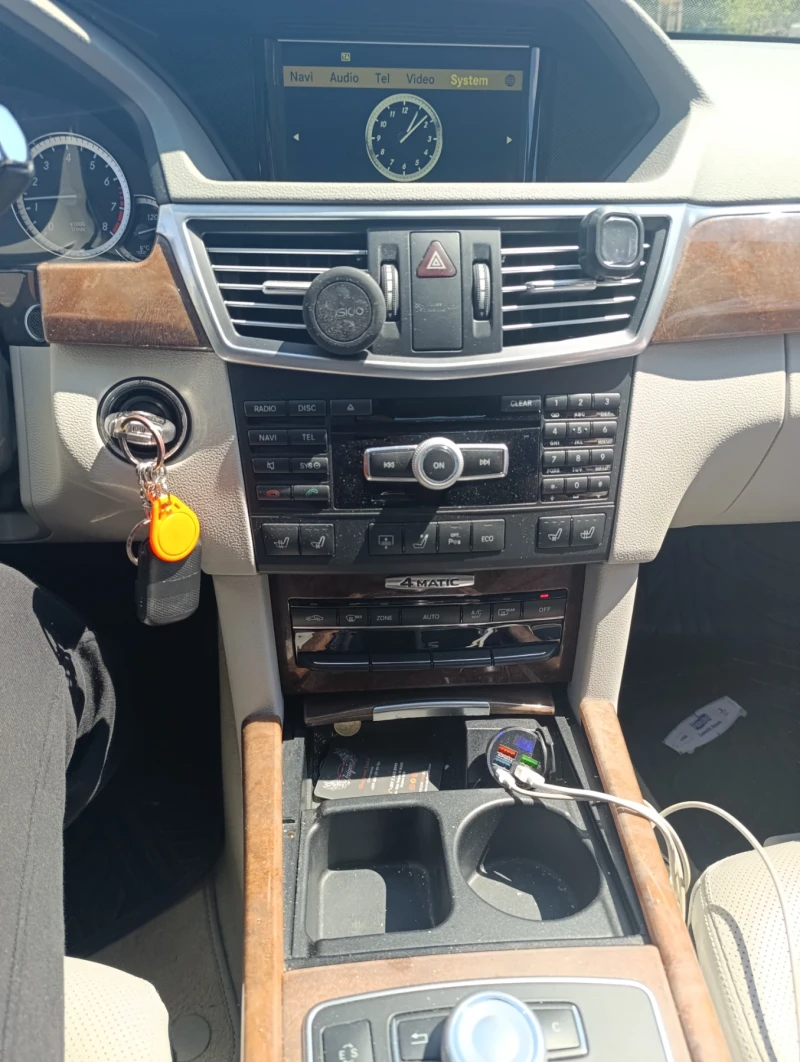 Mercedes-Benz E 350 4matic, benzine , снимка 11 - Автомобили и джипове - 51886569
