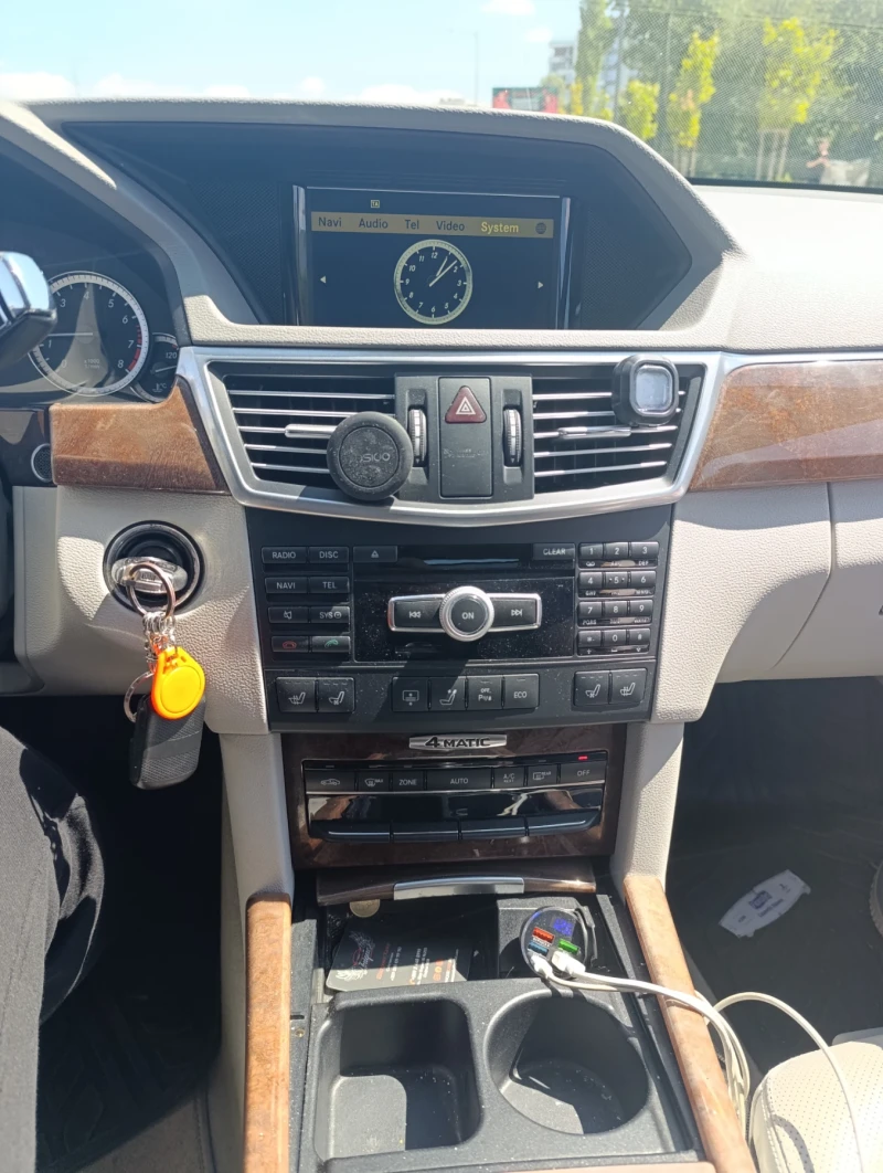 Mercedes-Benz E 350 4matic, benzine , снимка 6 - Автомобили и джипове - 51886569