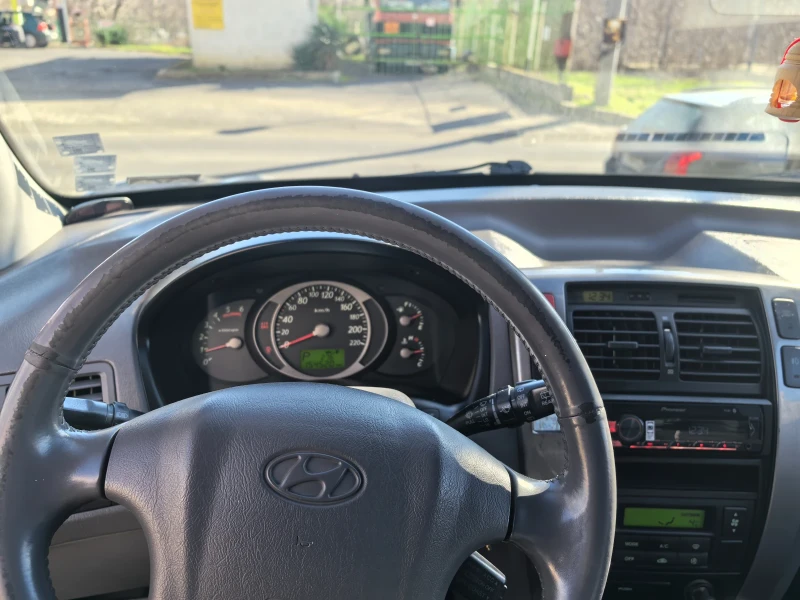 Hyundai Tucson 2.0 crdi, снимка 13 - Автомобили и джипове - 53101074