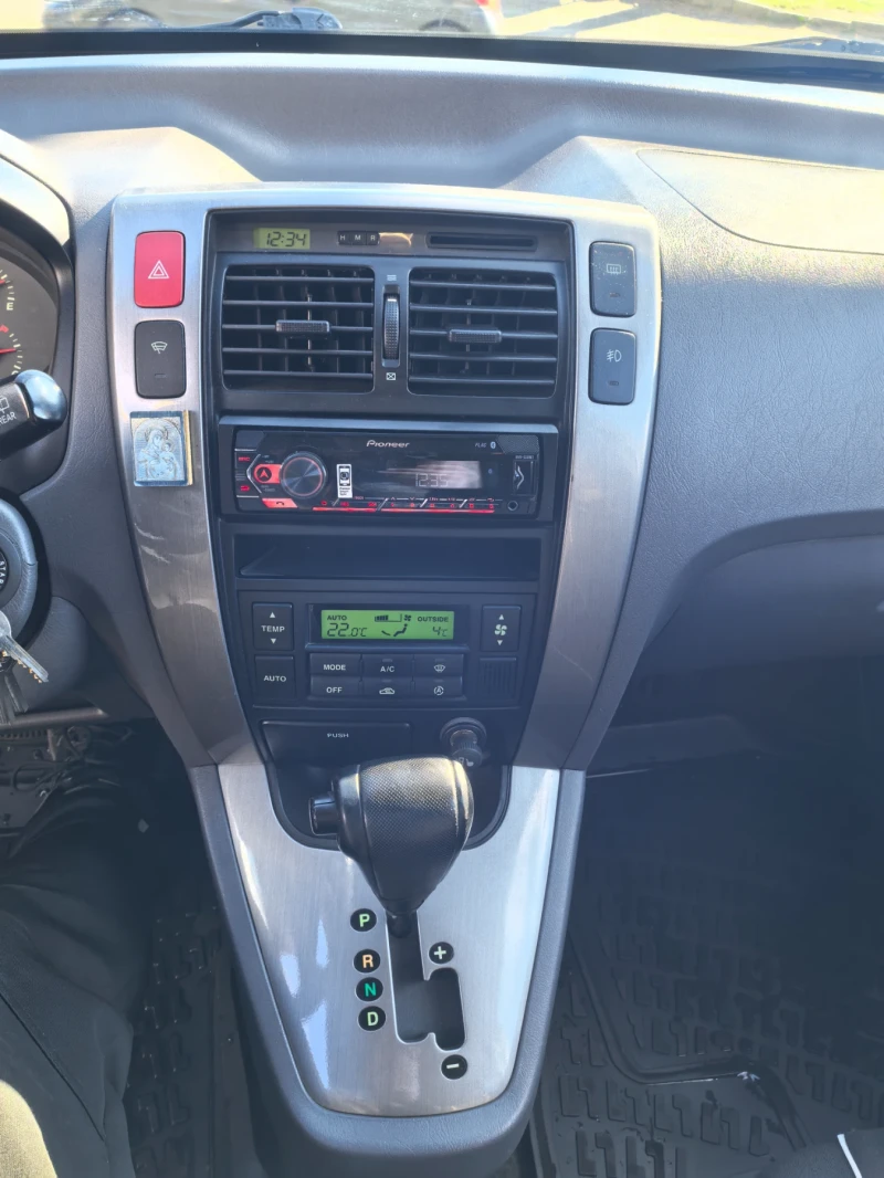 Hyundai Tucson 2.0 crdi, снимка 12 - Автомобили и джипове - 53101074