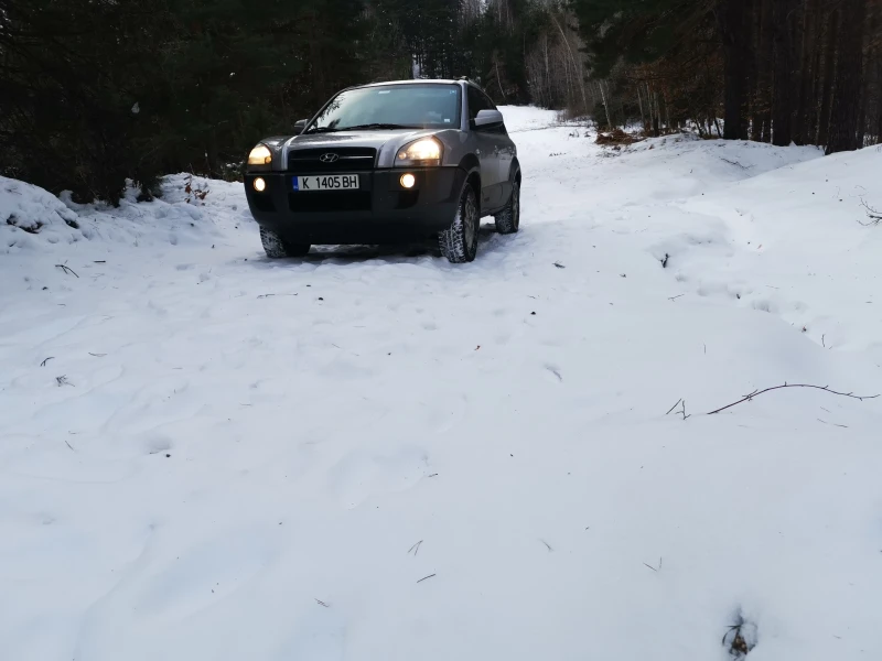 Hyundai Tucson 2.0 crdi, снимка 16 - Автомобили и джипове - 53101074