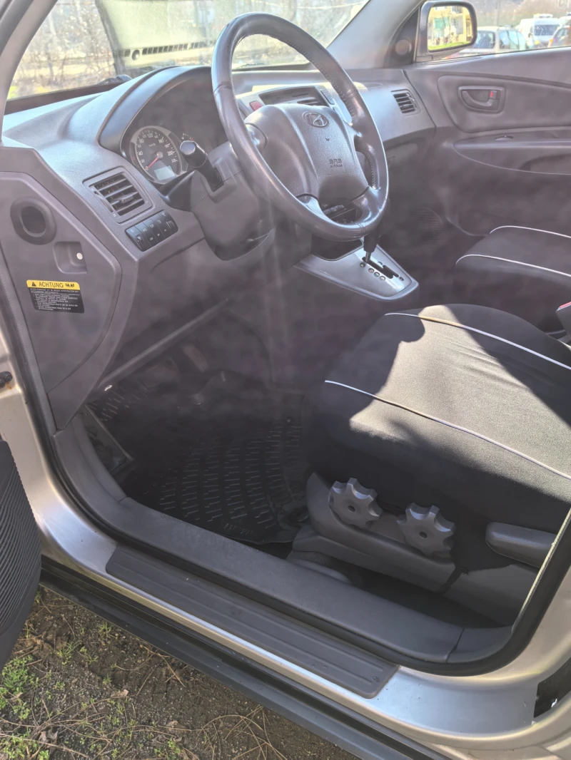 Hyundai Tucson 2.0 crdi, снимка 11 - Автомобили и джипове - 53101074
