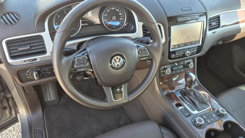 VW Touareg 3.0TDI R- LINE 100%РЕАЛНИ КМ!360% КАМЕРА ВИДЕО , снимка 13 - Автомобили и джипове - 53502263