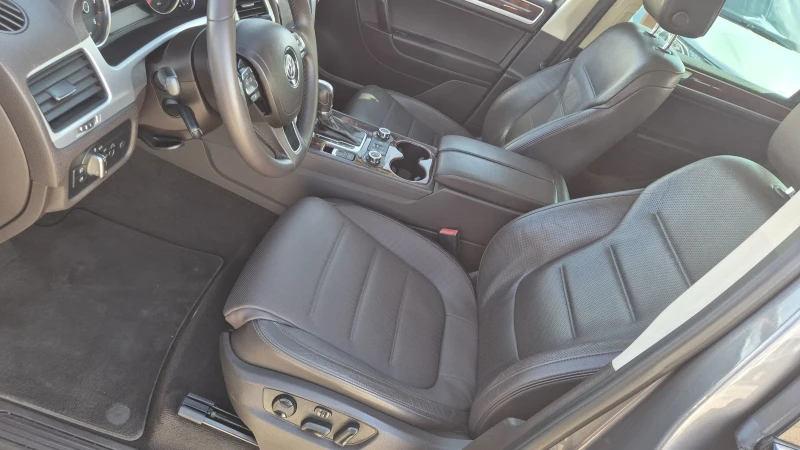 VW Touareg 3.0TDI R- LINE 100%РЕАЛНИ КМ!360% КАМЕРА ВИДЕО , снимка 12 - Автомобили и джипове - 53502263