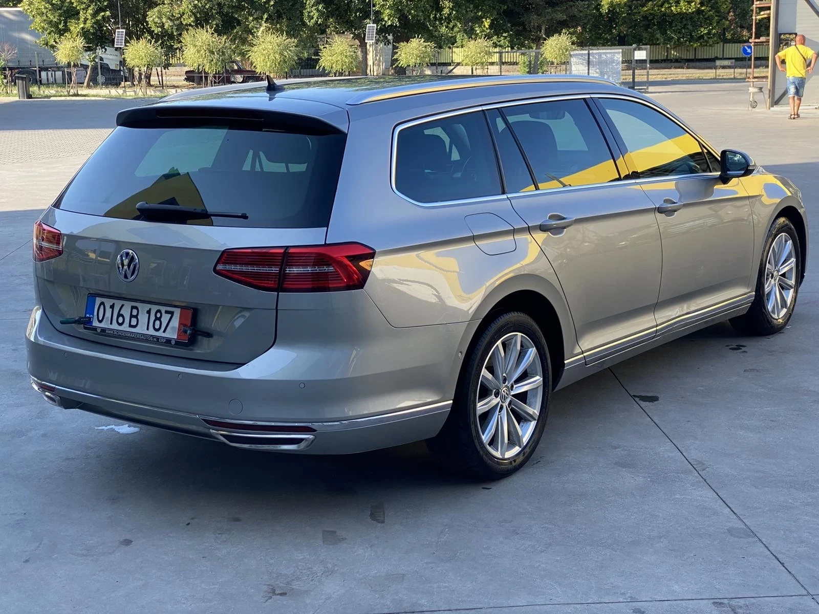 VW Passat 1.6 TDI/HIGH LINE, снимка 4 - Автомобили и джипове - 55500016