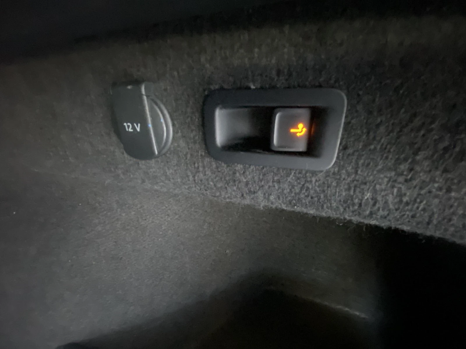 VW Passat 1.6 TDI/HIGH LINE, снимка 12 - Автомобили и джипове - 55500016