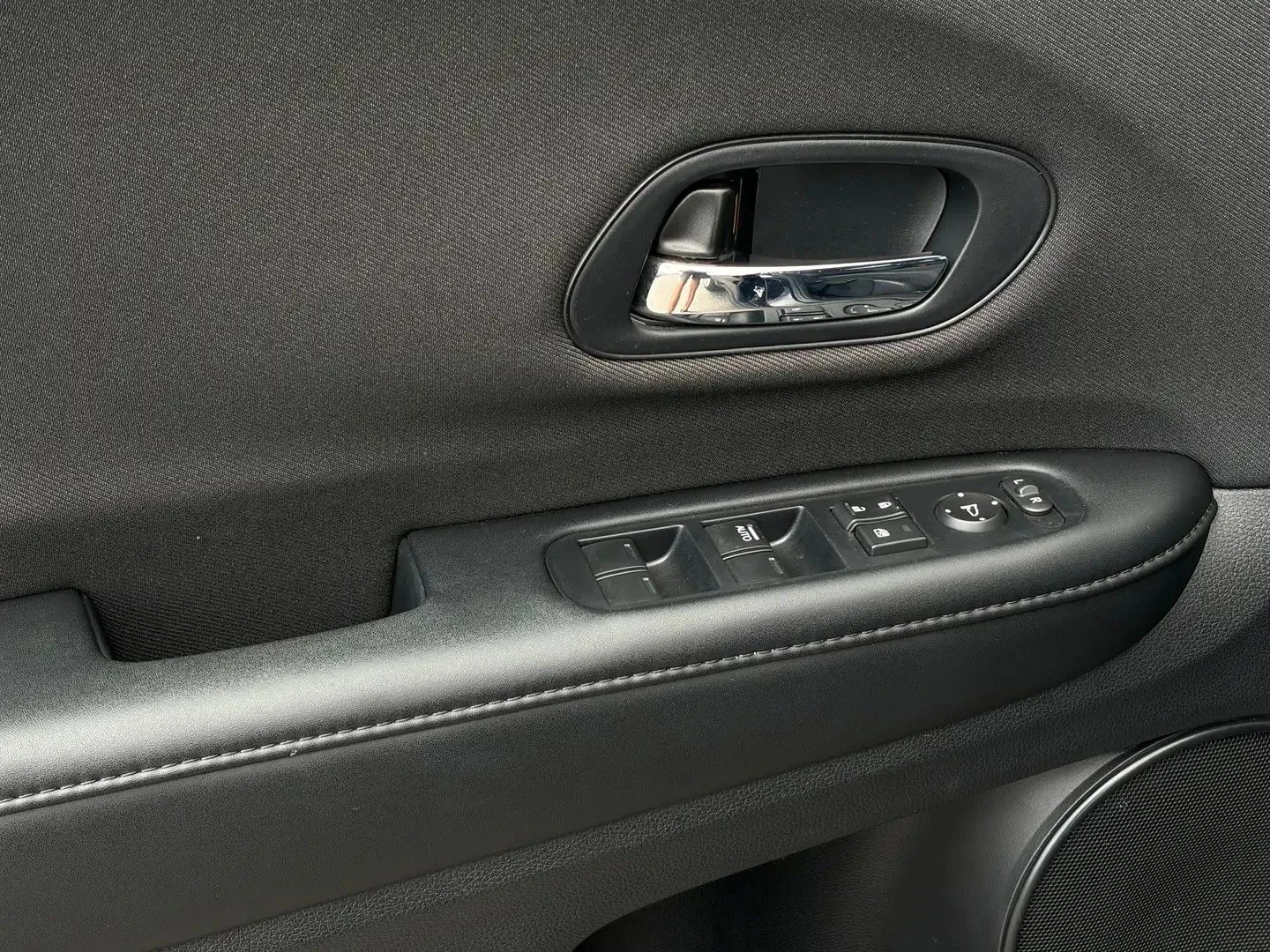 Honda Hr-v, снимка 10 - Автомобили и джипове - 56683326