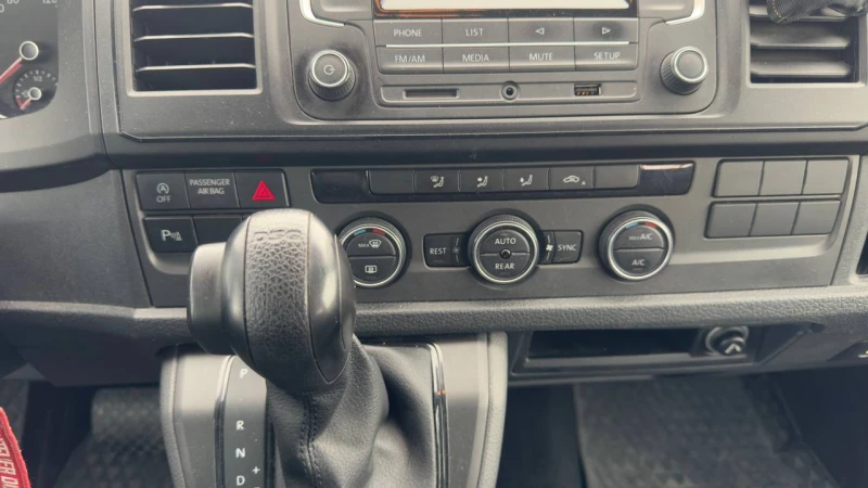 VW Caravelle 2.0TDI* АВТОМАТ* 8+ 1, снимка 13 - Бусове и автобуси - 52427789