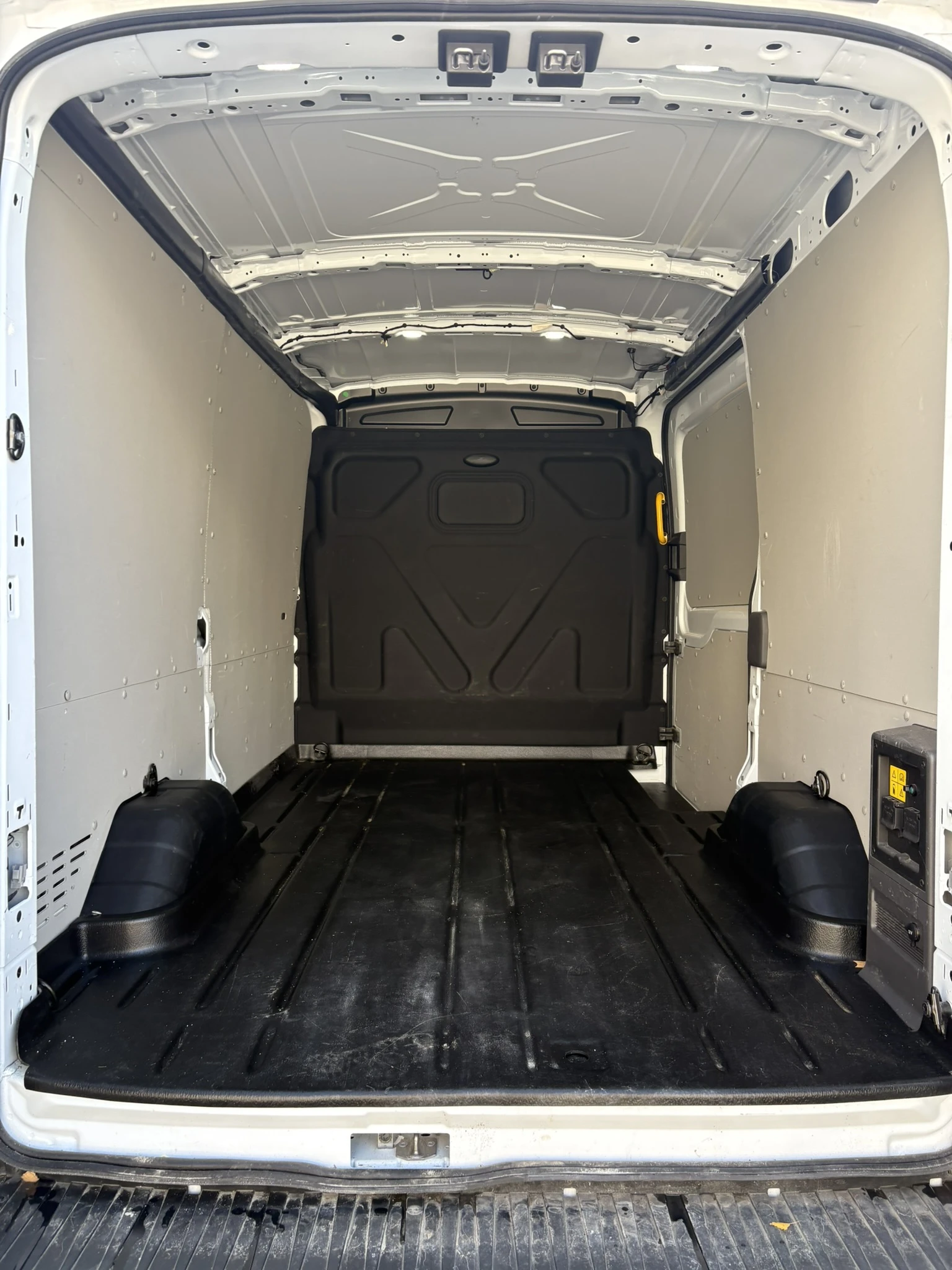 Ford Transit e-Transit 350 L2H2 - изображение 9