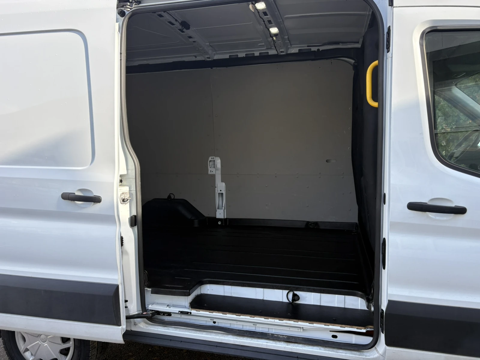 Ford Transit e-Transit 350 L2H2 - изображение 8