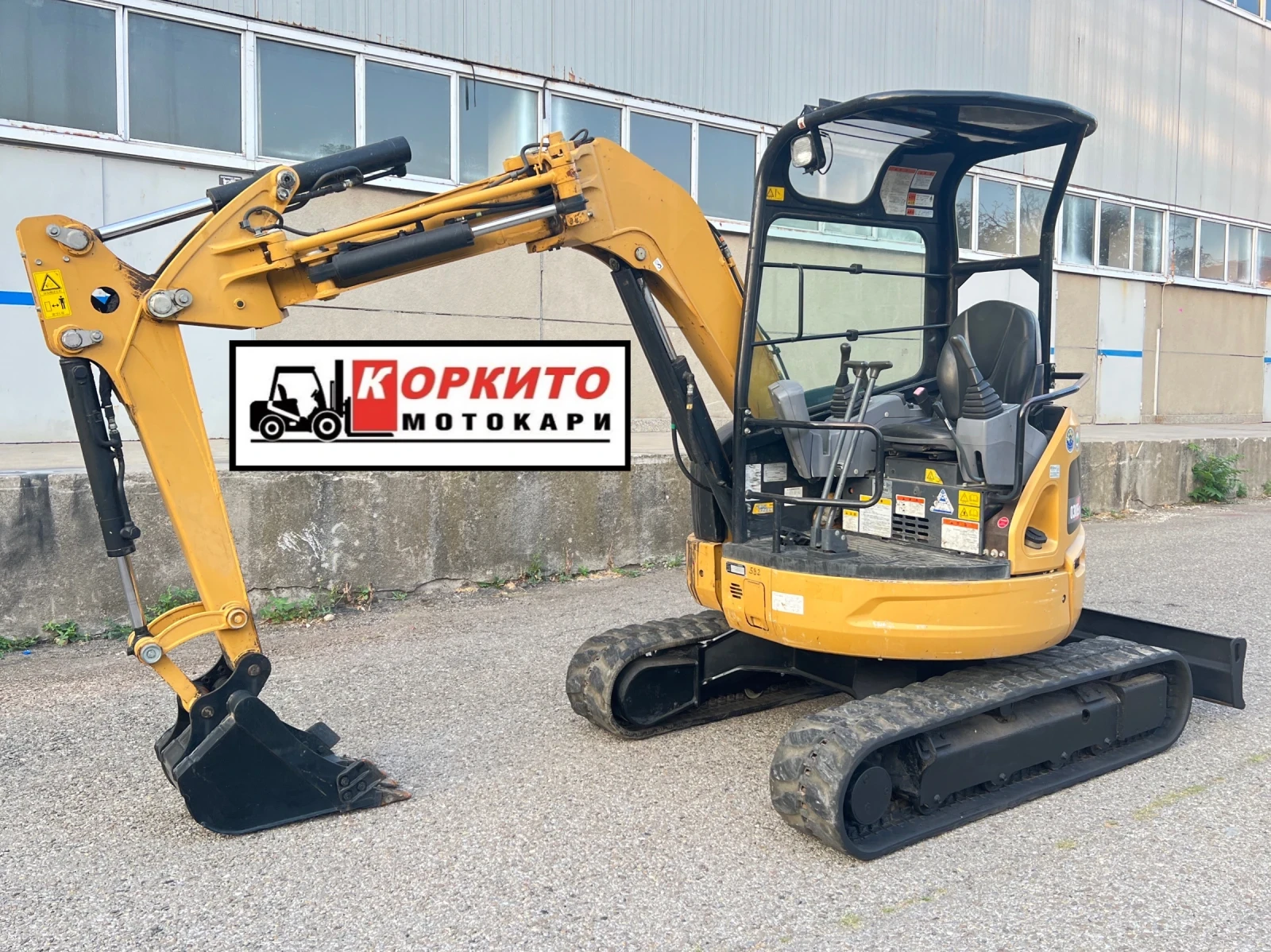 Багер Cat 030Esr / Перфектен / Оригинална боя, снимка 1