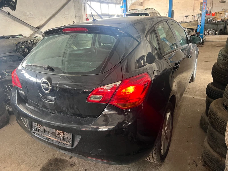 Opel Astra 1.4i 16v A14XER, снимка 2 - Автомобили и джипове - 42019937