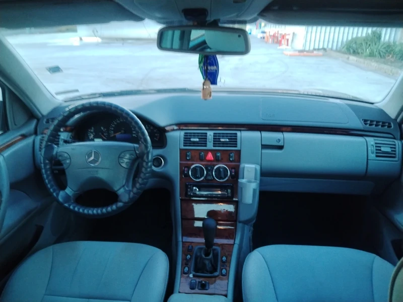 Mercedes-Benz E 200, снимка 8 - Автомобили и джипове - 47655284